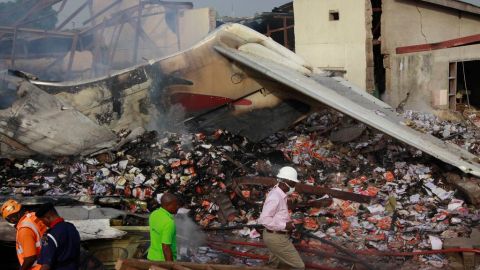 Cuerpos de rescate buscan víctimas del desplome de un avión en Nigeria.