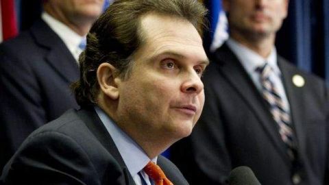 John Gillies, Agente Especial (i), y el Fiscal de EEUU para el Distrito Sur de Florida, Wifredo Ferrer (d), escuchan a Eric Bustillo, Director Regional de la Comisión de Bolsa y Valores, cuando este anuncia los resultados más recientes de las investigaciones sobre fraudes financieros en Florida.