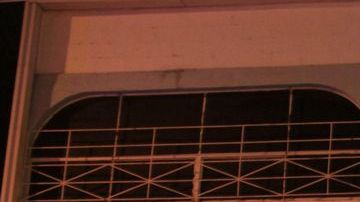 Oficiales de la policía inspeccionan la escena del crimen.