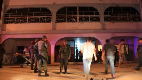 Oficiales de la policía inspeccionan la escena del crimen.