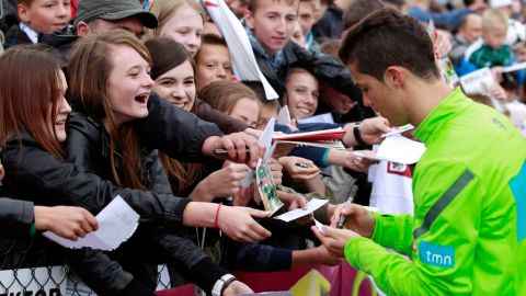 Cristiano Ronaldo firma autógrafos.
