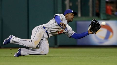 Elián Herrera se tira para quedarse con una línea de Freddy Galvis.