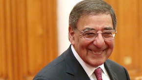 Secretario de Defensa de EEUU, Leon Panetta (izq.) y su homólogo vietnamita Nguyen Tan Dung se saludan  en  Hanoi..