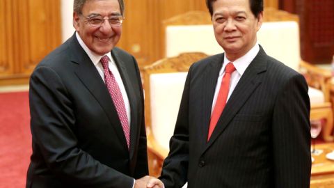 Secretario de Defensa de EEUU, Leon Panetta (izq.) y su homólogo vietnamita Nguyen Tan Dung se saludan en Hanoi..