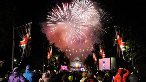 Espectadores observan los fuegos artificiales al final del concierto en honor a la reina de Inglaterra, Isabel II, ayer.