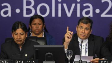 El canciller de Bolivia, David Choquehuanca (i), y el presidente de Ecuador, Rafael Correa, asisten, ayer, a la 42 Asamblea de la OEA.
