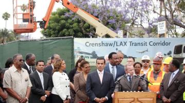 Funcionarios de Los Ángeles acudieron ayer a la ceremonia de inauguración del plan para expandir la línea del metro.