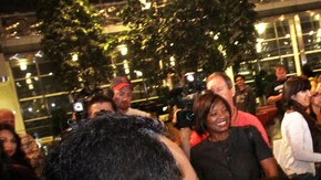 Elizabeth Olivas abraza a su padre, Pascual Olivas, a su llegada al aeropuerto de Indianápolis procedente de México,  a donde viajó   para pedir su ajuste de estatus  para volver a EE.UU.. Ella recibió una visa del consulado estadounidense en Ciudad Juárez.