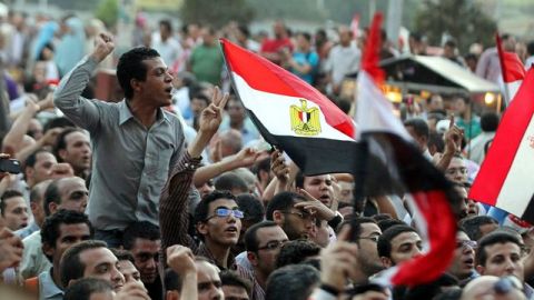 Manifestantes egipcios protestan en la plaza de Tahrir  desde el domingo contra lo leve de las sentencias.
