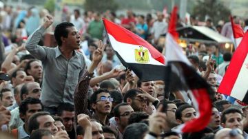 Manifestantes egipcios protestan en la plaza de Tahrir  desde el domingo contra lo leve de las sentencias.