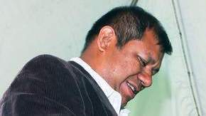 Alvarado (izq.) recibe la placa de manos de Héctor Villagra. Los 5 mil dólares que recibió irán al fondo en defensa de los jornaleros.