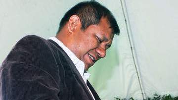 Alvarado (izq.) recibe la placa de manos de Héctor Villagra. Los 5 mil dólares que recibió irán al fondo en defensa de los jornaleros.