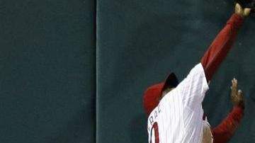 El jardinero izquierdo  de los Phillies, Juan Pierre, no puede parar el doblete de Elián Herrera, de los Dodgers,  en el octavo inning.