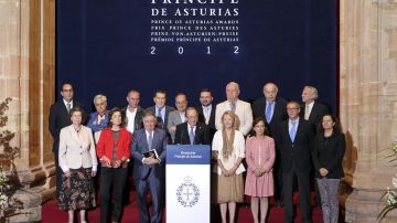 Los miembros del jurado que otorgó a Philip Roth el Príncipe de Asturias.