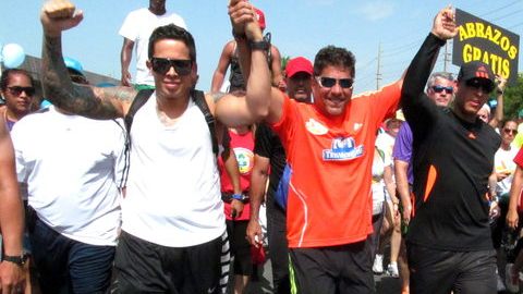 Raymond Arrieta (centro) junto a  Daddy Yankee (2 dcha.) y De La Ghetto (izq.), al llegar a la meta.