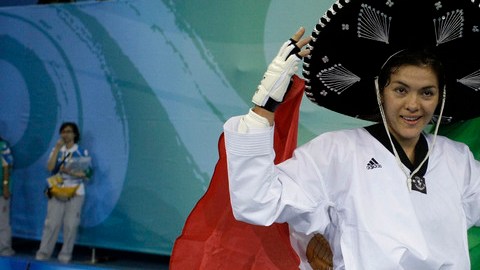 María del Rosario Espinoza se ajusta  un sombrero charro después de  ganar la medalla de oro en los Juegos de Beijing 2008.