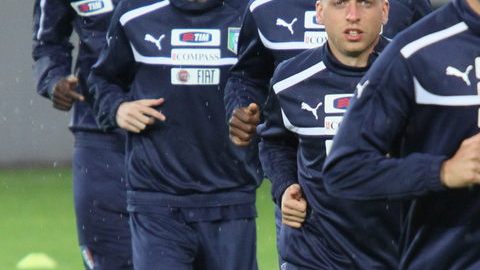 Mario Balotelli (atrás) duranta la práctica con sus compañeros.