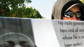 Manifestantes en Los Ángeles asistieron vestidos con sudaderas negras, como la que usaba Martin.