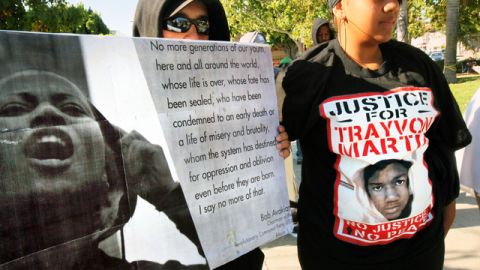 Manifestantes en Los Ángeles asistieron vestidos con sudaderas negras, como la que usaba Martin.