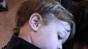 Una votante marca sus decisiones en la boleta durante las primarias de California.