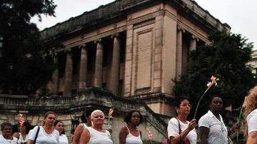 Las Damas de Blanco, movimiento que agrupa a esposas y familiares de disidentes encarcelados, durante una de sus marchas pacíficas en La Habana Cuba.