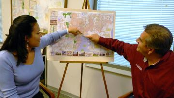 Belinda Ortiz y Daniel Loubier muestran el plano de los proyectos a desarrollarse en Kissimmee tras el SunRail.