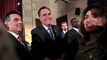 El virtual candidato republicano, Mitt Romney, junto con Héctor Barreto en un evento de la coalición latino para las pequeñas empresas, el 23 de mayo, 2012.