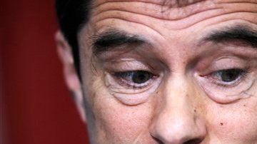 El ministro de finanzas, Vitor Gaspar, en conferencia de prensa explicando las condiciones a las que está sujeto Portugal.