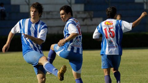 Salvador Cabañas (centro) se ejercita antes de un partido.