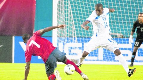 Oscar Boniek García (de blanco) en un partido de la selección de Honduras.