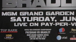 Pacquiao habla a la prensa mientras Timothy Bradley  (der.) lo observa desde la mesa, ayer, en una conferencia en Las Vegas.