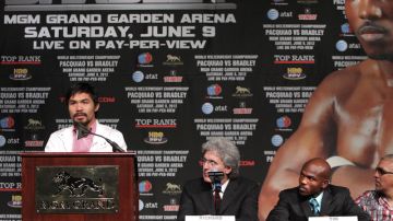 Pacquiao habla a la prensa mientras Timothy Bradley  (der.) lo observa desde la mesa, ayer, en una conferencia en Las Vegas.