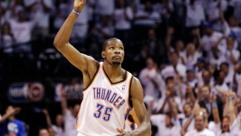 Con autoridad, Kevin Durant inicia el festejo.