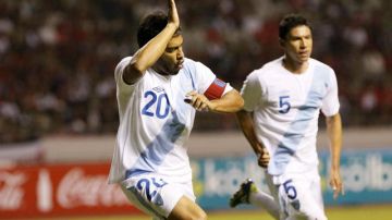 Carlos 'Pescadito' Ruiz (izq.) aporta veteranía y goles en la última oportunidad de su carrera de asistir a un Mundial.