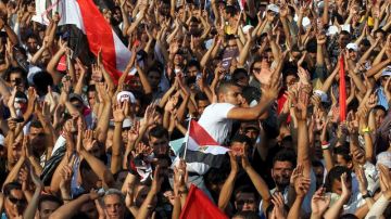 Egipcios se manifiestan contra el expresidente egipcio Hosni Mubarak durante el cuarto día de protestas en la cariota plaza Tahrir.
