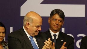 El secretario general de la OEA, José Miguel Insulza (i), y otros ministros de exteriores, aplauden, supuestamente complacidos, ayer.