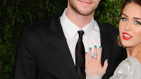 Miley Cyrus (der.)  y Liam Hemsworth se conocieron en 2009.