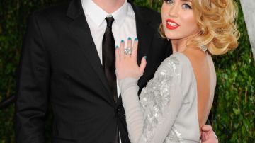 Miley Cyrus (der.)  y Liam Hemsworth se conocieron en 2009.