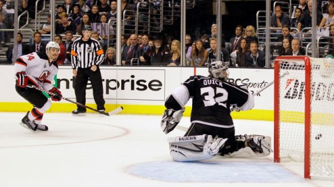 Adam Henrique (14) anota el tercer gol sobre Jonathan Quick (32) en el tercer periodo del juego 4.