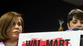 Con un letrero que dice 'Wal-Mart, cómo el 1% hiere  al 99%', activistas sindicales denunciaron ayer a la gigantesca empresa presentando un informe   sobre las condiciones de trabajo.