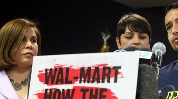 Con un letrero que dice 'Wal-Mart, cómo el 1% hiere  al 99%', activistas sindicales denunciaron ayer a la gigantesca empresa presentando un informe   sobre las condiciones de trabajo.
