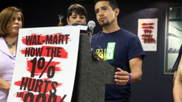 Con un letrero que dice 'Wal-Mart, cómo el 1% hiere  al 99%', activistas sindicales denunciaron ayer a la gigantesca empresa presentando un informe   sobre las condiciones de trabajo.