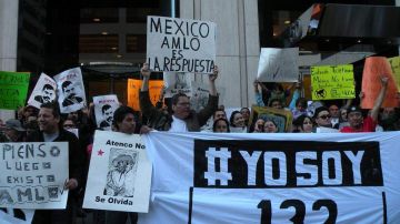 Unas 70 personas protestaron frente a Univisión San Francisco para exigir una mejor cobertura del proceso electoral mexicano.