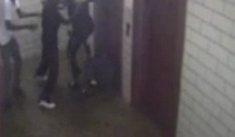 Imagen sacada de una cámara de seguridad del edificio, en la que se ve el momento del ataque.