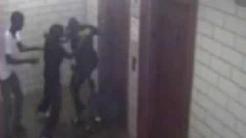 Imagen sacada de una cámara de seguridad del edificio, en la que se ve el momento del ataque.