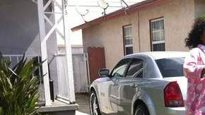 Arnold Alatorre pasa volantes en un vecindario. La clave de la victoria de la Medida B fue el intenso trabajo comunitario.