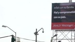 El anuncio de AshleyMadison.com, un sitio web que promete ayudar a las personas discretas que tienen relaciones extramaritales, muestra una foto de Peña Nieto con una camisa blanca con una mancha de creyón de labios roja en el cuello.