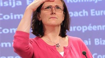 Cecilia Malmstrom, comisaria europea del interior, criticó la medida en Twitter.