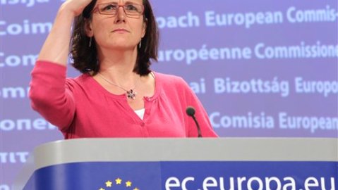 Cecilia Malmstrom, comisaria europea del interior, criticó la medida en Twitter.