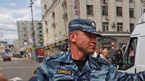 Un activista gay es arrestado en Moscú. Desde el 2006, los gay rusos se manifiestan cada mes de mayo para protestar contra su discriminación.